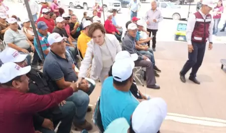 Mara Dolores del Ro se rene con taxistas y choferes de gras