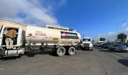 Bloqueo en Pemex en Rosarito