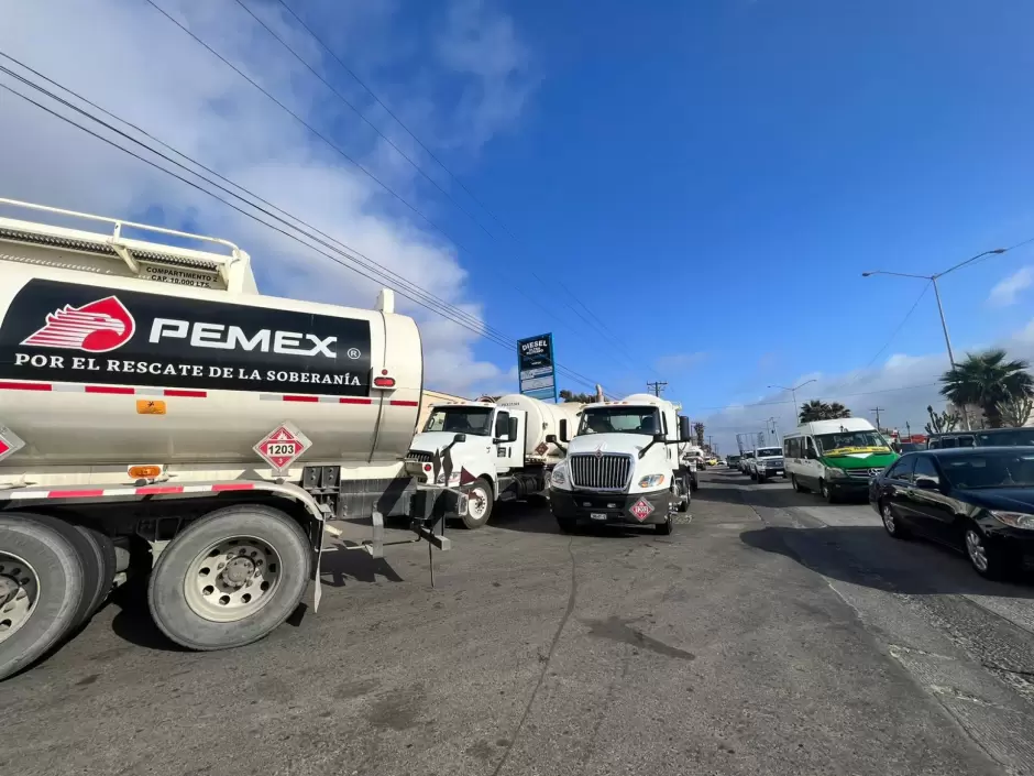 Bloqueo en Pemex en Rosarito genera preocupaci�n por desabasto de gasolina