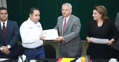 Heriberto Aguilar en reuni�n con integrantes de la Barra Sonorense de Abogados.