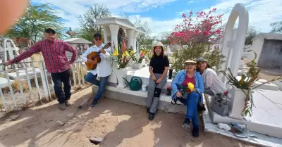 La familia Monta�o Valenzuela, visita el pante�n Y��ez el D�a de las Madres