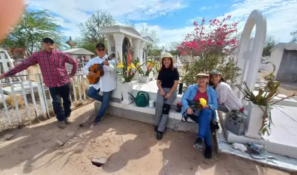 La familia Monta�o Valenzuela, visita el pante�n Y��ez el D�a de las Madres