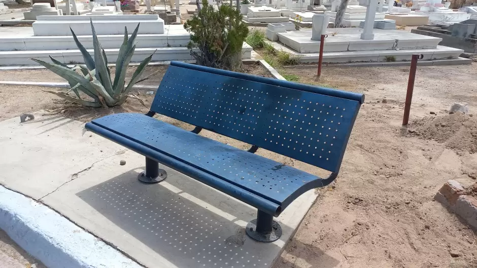 Bancas instaladas en el Pante�n Y��ez