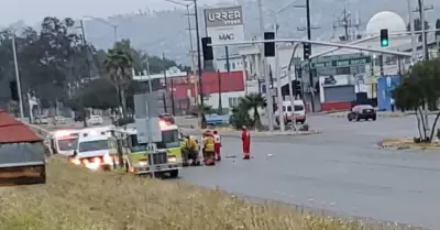 Hombre resulta prensado tras accidente automovil�stico
