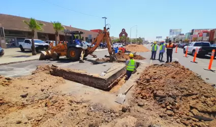 Trabajos de reposicin de caja de vlvulas en Centro Cvico y Comercial de Mexic