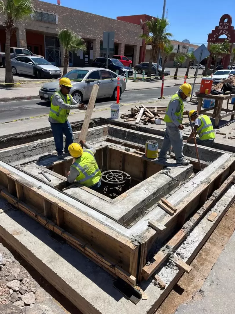 Trabajos de reposici�n de caja de v�lvulas en Centro C�vico y Comercial de Mexicali