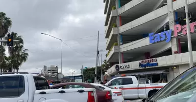 Hombre se lanza desde el quinto piso de estacionamiento en La L�nea