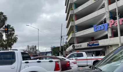 Hombre se lanza desde el quinto piso de estacionamiento en La L�nea