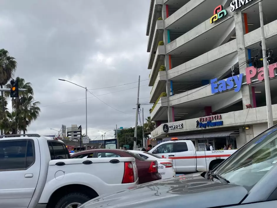 Hombre se lanza desde el quinto piso de estacionamiento en La L�nea