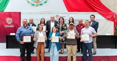 Entregan estmulos a personal docente y de apoyo a la educacin por hasta 30 ao