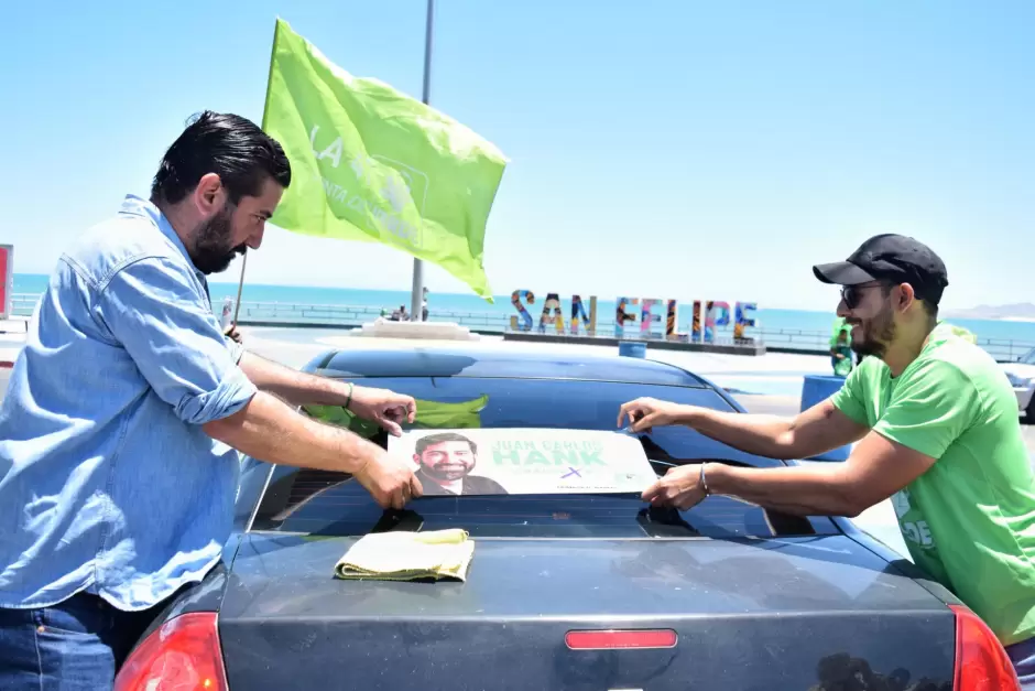 Recorren la ciudad habitantes del municipio de San Felipe junto a Juan Carlos Hank
