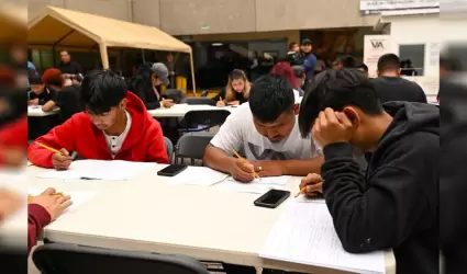 Ciudadanos que aplican su examen en INEA se motivan para continuar sus estudios 