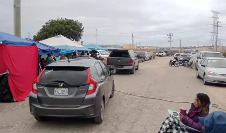 Pobladores del Maclovio bloquean accesos a Pemex en Rosarito en demanda de regul