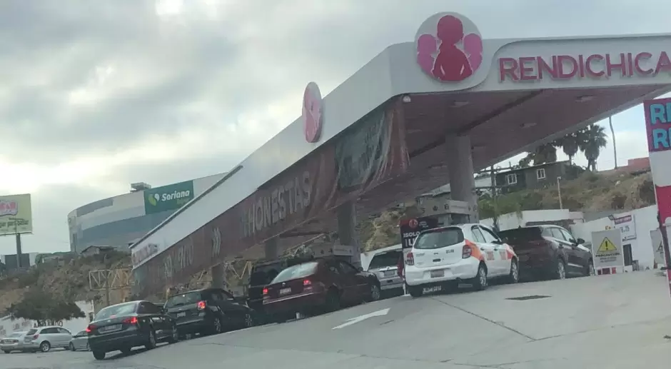Aumento de precios y largas filas en gasolineras por bloqueo en Pemex Rosarito