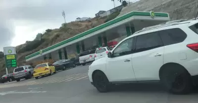 Aumento de precios y largas filas en gasolineras por bloqueo en Pemex Rosarito