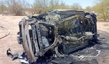 Camioneta accidentada en en la calle Doce Norte, en la Costa de Hermosillo.