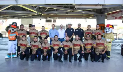 Club Naranjeros entrega uniformes a equipo de Bomberos de Hermosillo