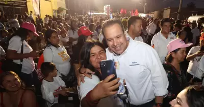 Primer cierre de campaa de Too Astiazarn en la colonia Los Olivos.