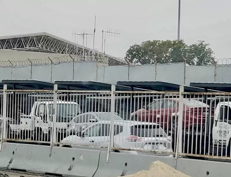 Retiran vehculos estacionados en la garita de Otay que "apartaban lugar" para el cruce a EE.UU