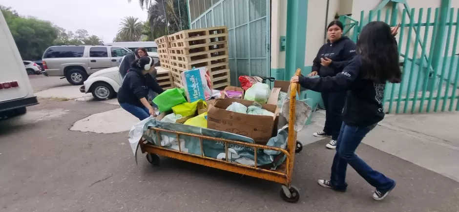 Estudiantes de la Preparatoria Federal L�zaro C�rdenas donan insumos de limpieza y aseo personal