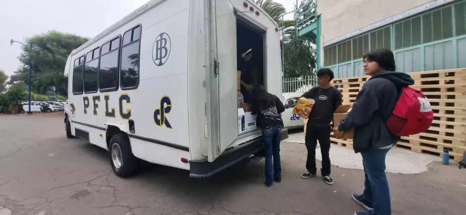 Estudiantes de la Preparatoria Federal L�zaro C�rdenas donan insumos de limpieza y aseo personal
