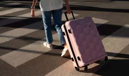 Mujer con maleta