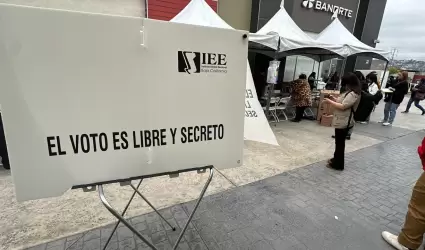 Comenz� la instalaci�n de casetas y filas de personas para votar en Tijuana