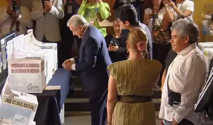 AMLO acude a votar acompa�ado de su esposa