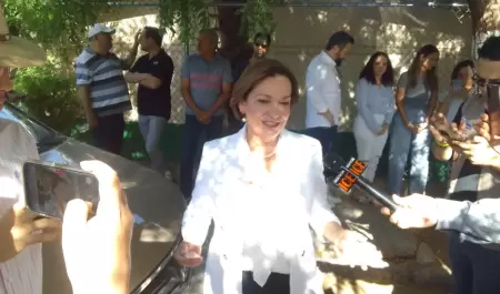 La candidata a la alcalda de Hermosillo, Mara Dolores del Ro acudi a emitir