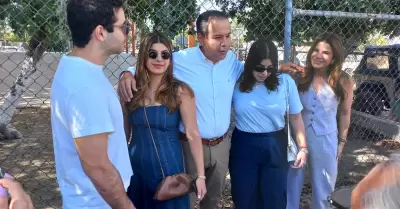 Antonio Astiazarn acude a votar acompaado de su familia