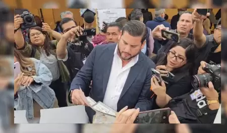 Emite su voto Ismael Burgueo en el Fraccionamiento Las Misiones, en Tijuana