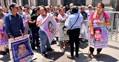 Padres y madres de los 43 estudiantes normalistas desaparecidos en Iguala, Guerr