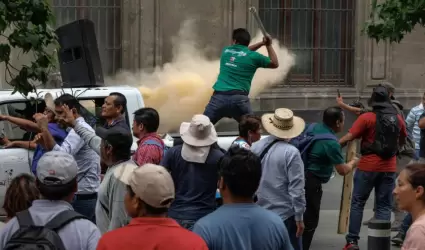Enfrentamiento entre maestros de la Secci�n 22 de la CNTE y polic�as afuera de P