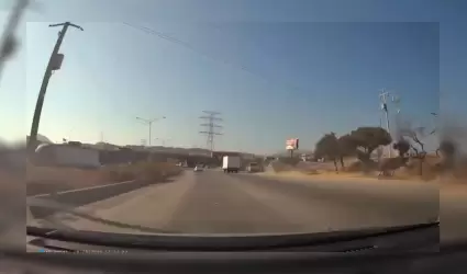Cami�n de carga huye tras chocar veh�culo particular en puente El Refugio