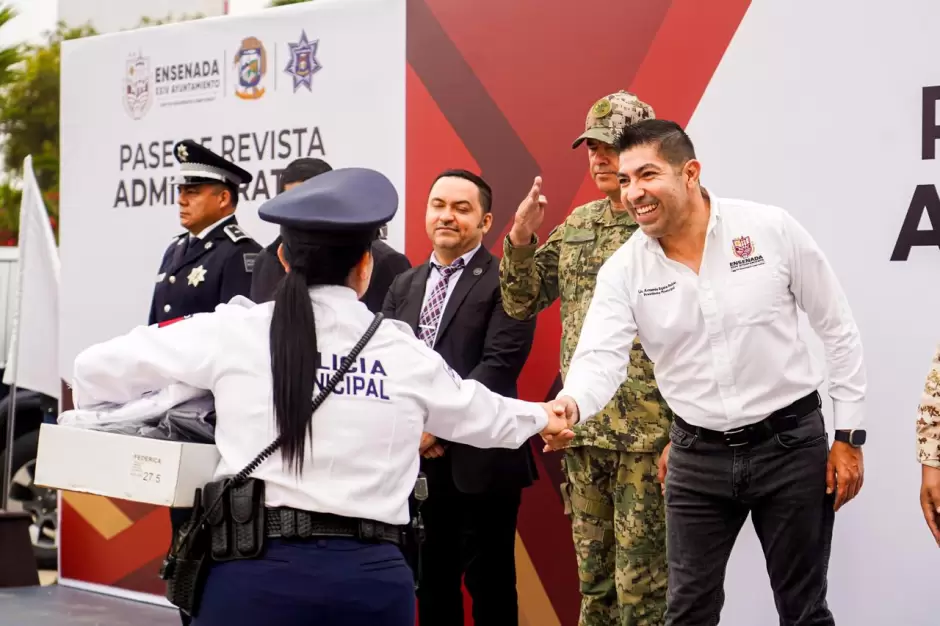 Entrega Armando Ayala uniformes y chalecos antibalas a Policas Municipales