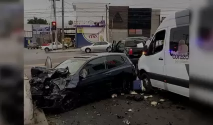 Accidente en bulevares Cucapah y Las Torres involucra tres vehculos