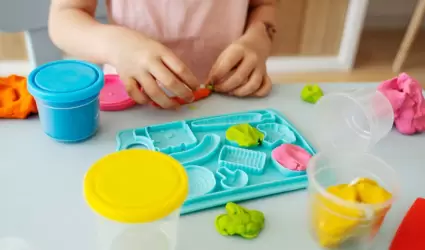 Ni�o jugando con plastilina
