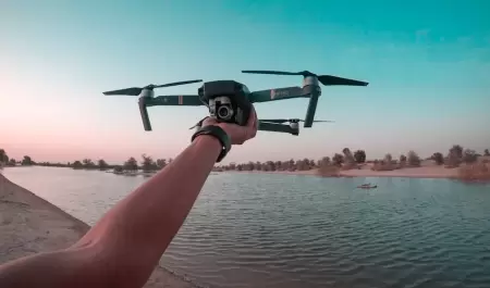 Persona sosteniendo un dron