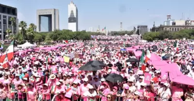 Concentraci�n de la "Marea Rosa" en la explanada del Museo de Historia en Monter