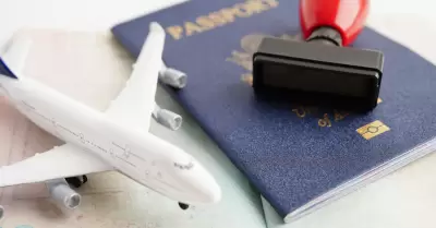 Visa y documento de pasaporte a la inmigracin en el aeropuerto del pas