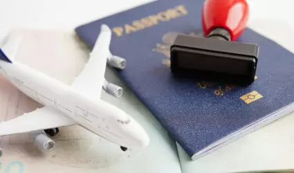Visa y documento de pasaporte a la inmigracin en el aeropuerto del pas