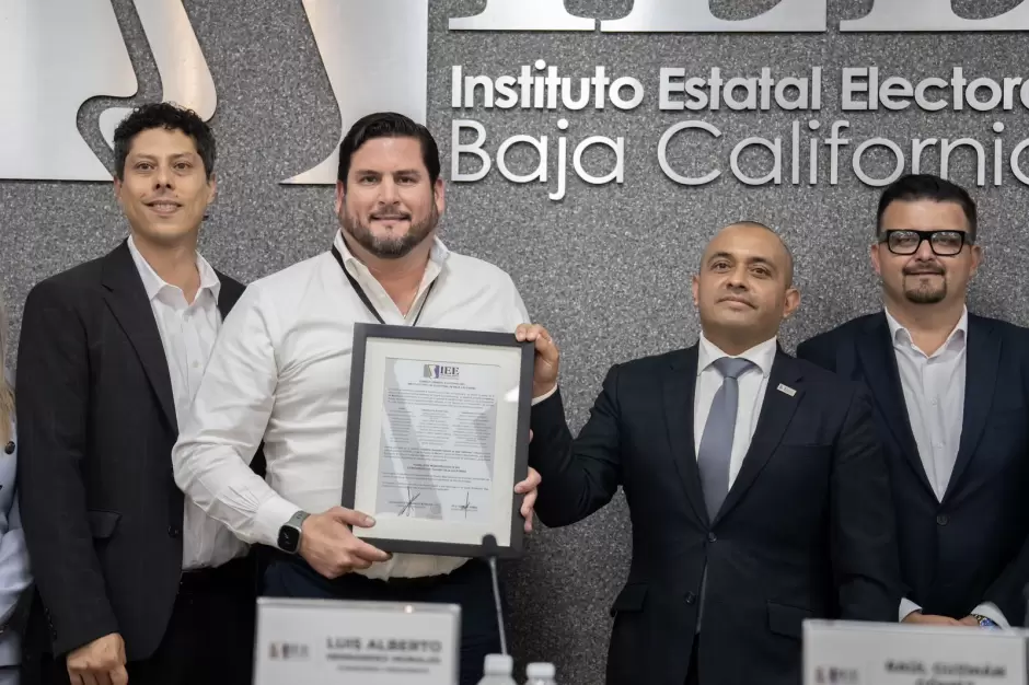 Recibe Ismael Burgue�o constancia de mayor�a como presidente municipal de Tijuana
