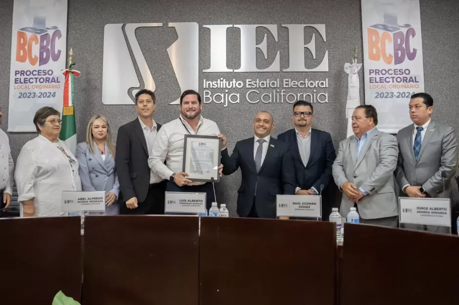 Recibe Ismael Burgue�o constancia de mayor�a como presidente municipal de Tijuana