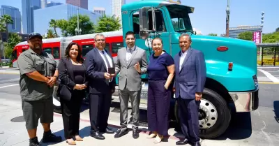 Reciben donativo de maquinaria pesada por parte de la ciudad de Los �ngeles