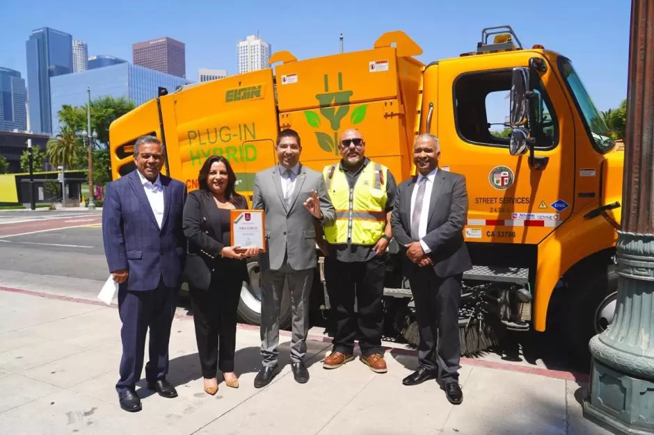 Reciben donativo de maquinaria pesada por parte de la ciudad de Los �ngeles