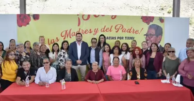 Encabeza Ismael Burgue�o festejo del D�a de la Madre y del Padre en Residencial 