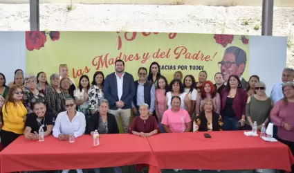 Encabeza Ismael Burgue�o festejo del D�a de la Madre y del Padre en Residencial 