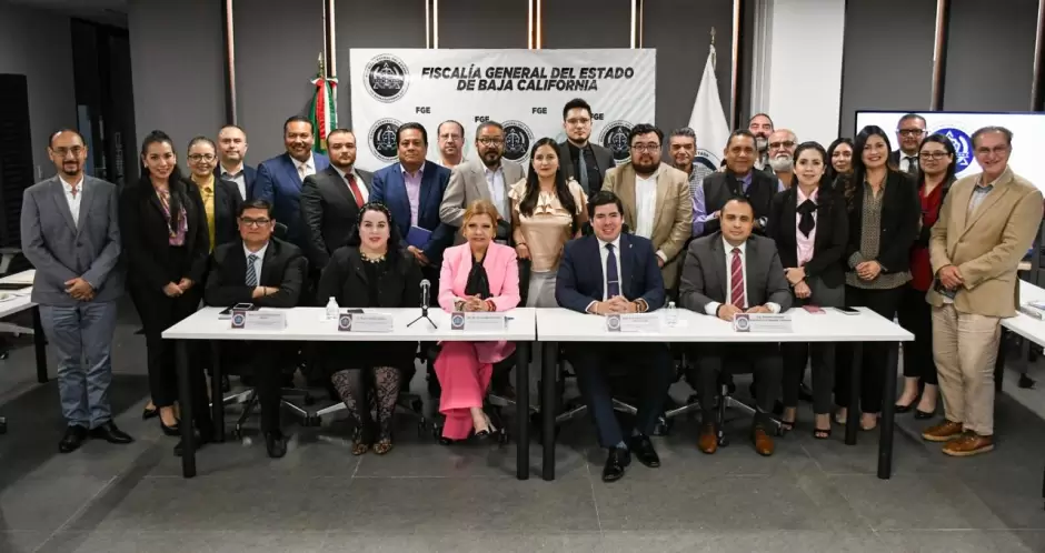Ma. Elena Andrade se re�ne con el Colegio de Abogados de Tijuana