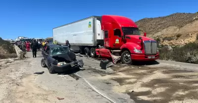 Carambola en el 2000 de 5 autos y 4 tr�ileres deja prensados y heridos graves