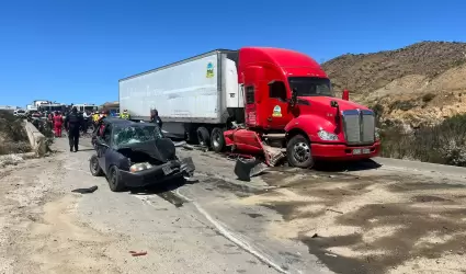 Carambola en el 2000 de 5 autos y 4 tr�ileres deja prensados y heridos graves